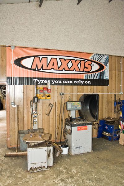 Tyre fitting machine